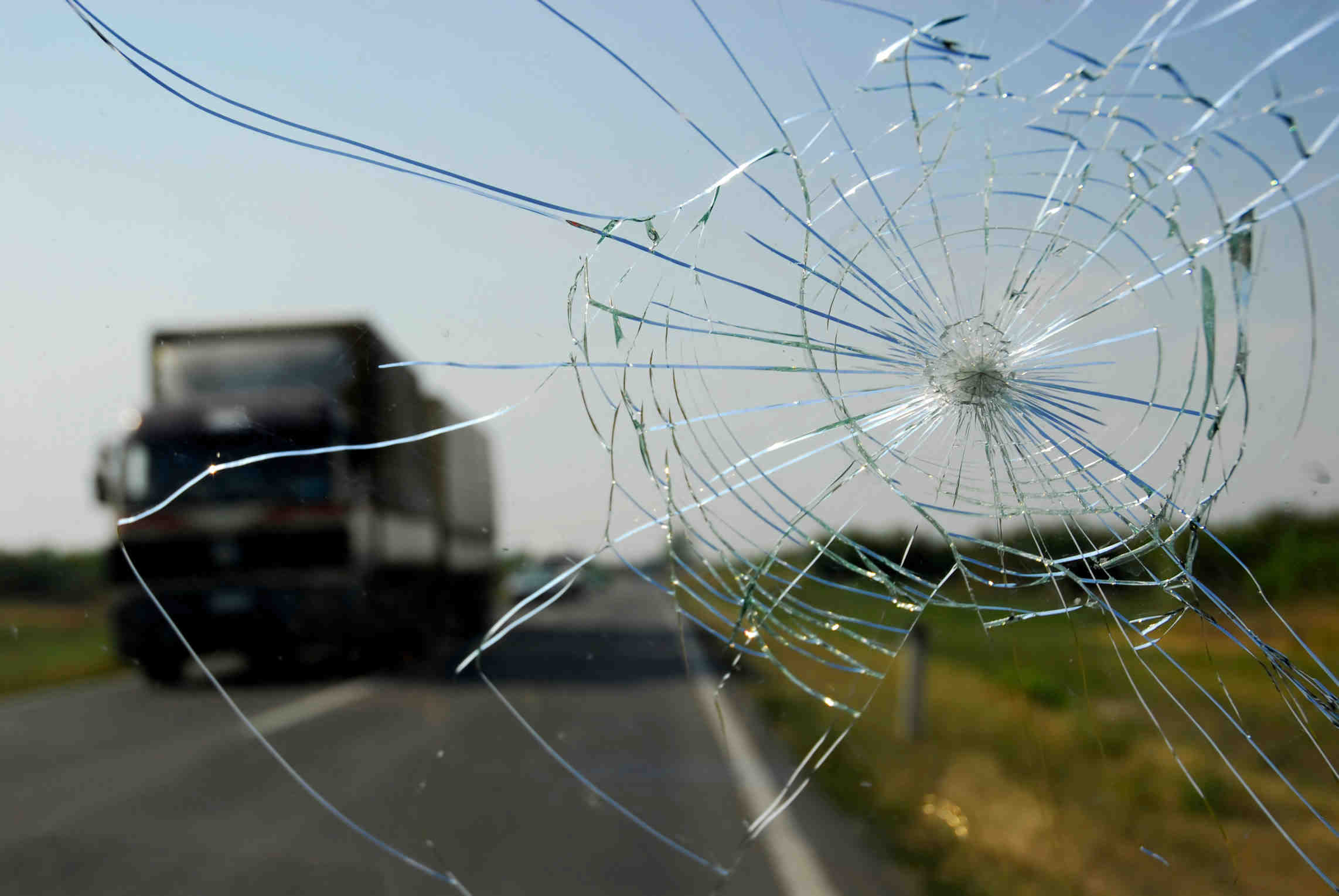 Is it cheaper to repair or replace a windshield?