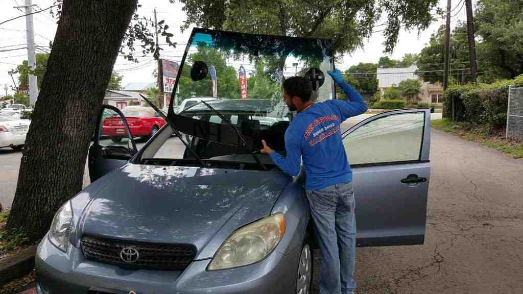 Can you have a cracked windshield in Texas?