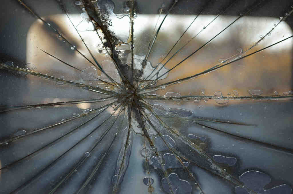 Will Super Glue fix a cracked windshield?